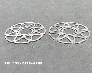 變形的鋁板如何快速調(diào)平呢？用什么機器呢？</a>