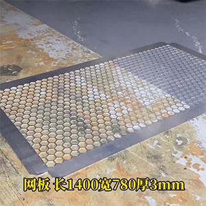 激光切割菱形網(wǎng)孔，精密鋁單裝飾板矯平機(jī)-去除應(yīng)力整平機(jī)